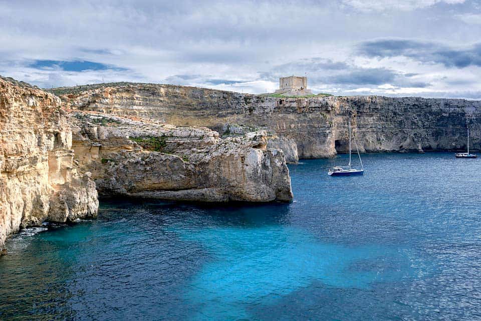 Mittelmeerküste an der Insel Comino