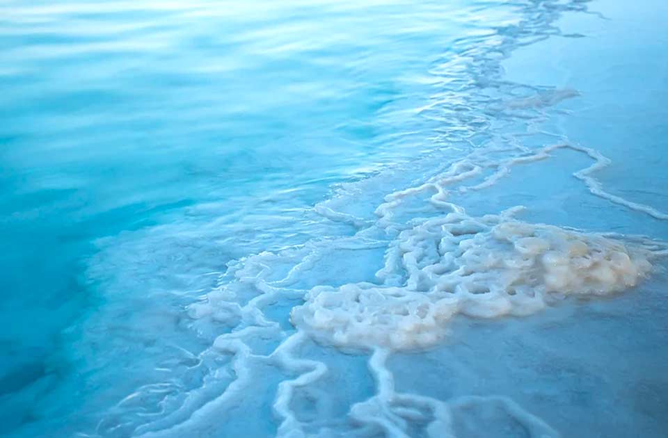 Das Tote Meer mit hohem Salzgehalt am Strand